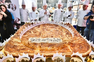 Süße Tradition / Für den kleinen Hunger: In Strassen gab es den größten „Kinnekskuch“ des Landes
