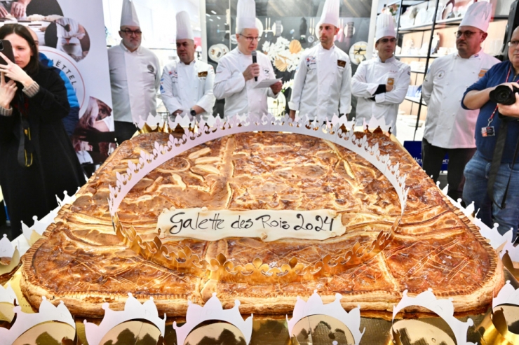 Süße Tradition / Für den kleinen Hunger: In Strassen gab es den größten „Kinnekskuch“ des Landes