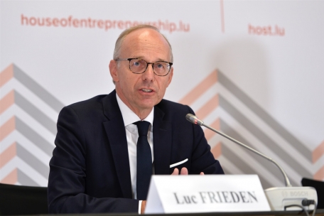 Unter Entrepreneuren: Luc Frieden als Präsident der „Chambre de commerce“, bei einer Pressekonferenz im Jahr 2020