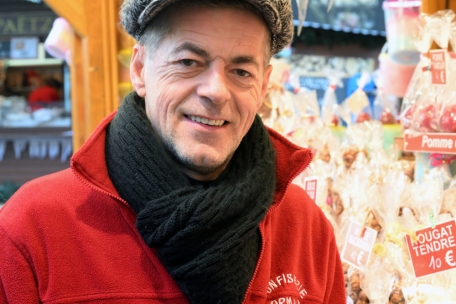 Am Süßwarenstand von Johnny Carnier verkaufen sich Erdnüsse, Mandeln, Nougat und Zuckerwatte am besten