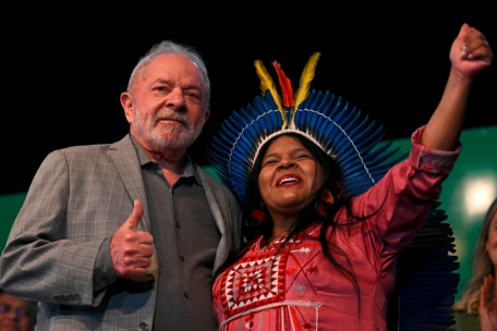 Lula hat Sônia Guajajara als erste Indigene zur Ministerin ernannt