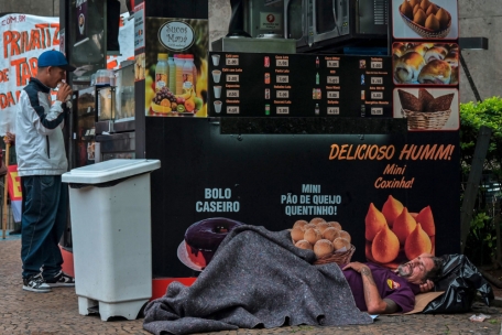 Unter Lula fanden viele Brasilianer den Weg aus der Armut. Nach Bolsonaro stieg die Not wieder. Hier ein Obdachloser in São Paulo.