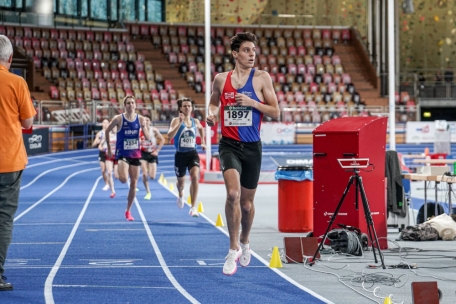 Vivien Henz (2.v.l.) schaukelte den Sieg über die 800 m ins Ziel