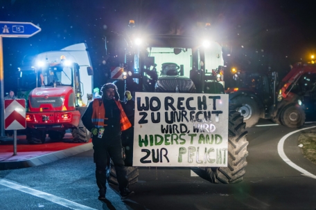 Bauern sperren am Montagmorgen mit Traktoren und LKWs die Auffahrt zur A15 in Richtung Berlin
