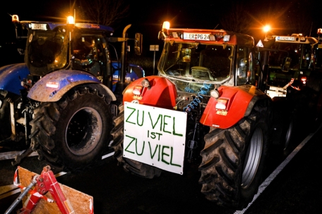 Eine Kolonne mit hunderten landwirtschaftlichen Fahrzeugen blockiert die Jann-Bergahus-Brücke in Niedersachsen