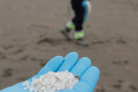Spanien / Umweltalarm: Frachter hat Teile seiner Ladung verloren
