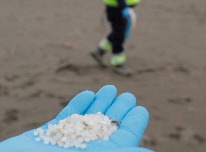 Spanien / Umweltalarm: Frachter hat Teile seiner Ladung verloren