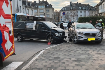 Luxemburg / Ein Leichtverletzter bei Unfall mit Bestattungswagen in Belair