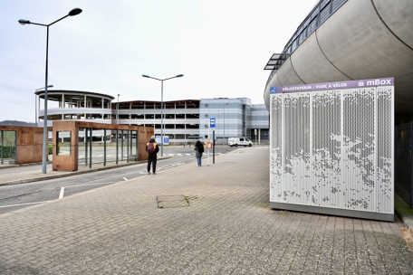 Wer vom Busbahnhof oder von der mBox in Richtung Parkhaus will, der wird wohl eher die Route de Belval queren, als die Passerelle zu benutzen