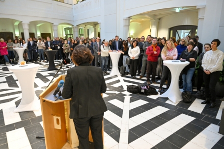 Richter, Beamte und Angestellte der Justizverwaltung sind beim Neujahrsempfang anwesend und erwarten sich aufschlussreiche Reden