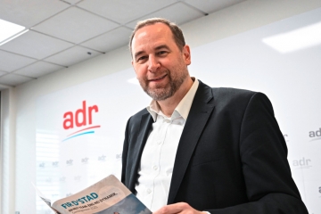 Editorial / Karikaturen ihrer selbst