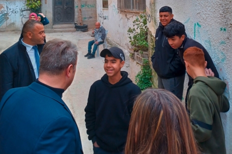 Xavier Bettel im Gespräch mit Jugendlichen im  Flüchtlingslager Amari
