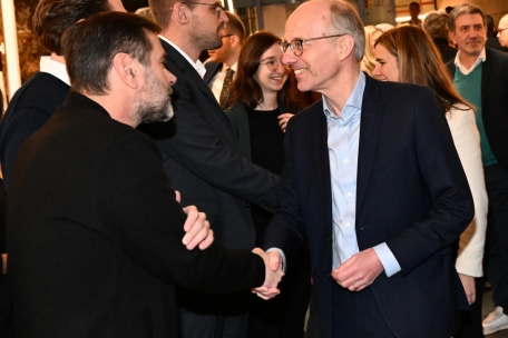 Tageblatt-Journalist Philip Michel mit Premierminister Luc Frieden bei dessen Neujahrsempfang 2024