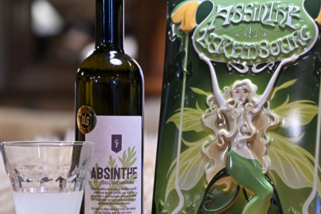 Das Werbeschild im Jugendstil wurde von der Künstlerin Claudia Raimundo entworfen und ist vor Ort in Eschweiler erhältlich