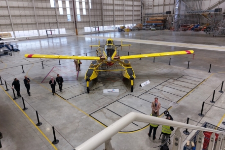 Eines der neuen Löschflugzeuge im Cargolux-Hangar bei Sandweiler