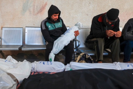 Ein Verwandter hält die verhüllte Leiche eines Kindes, das während des israelischen Bombardements am 13. Januar 2024 im Hof eines Krankenhauses in Rafah im südlichen Gazastreifen getötet wurde
