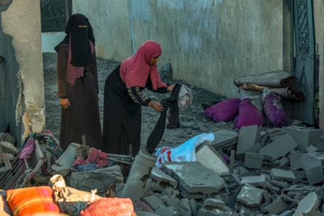 Menschen suchen nach dem israelischen Bombardement in Rafah im südlichen Gazastreifen am 13. Januar 2024 inmitten der anhaltenden Kämpfe zwischen Israel und der militanten Palästinensergruppe Hamas nach verwertbaren Gegenständen