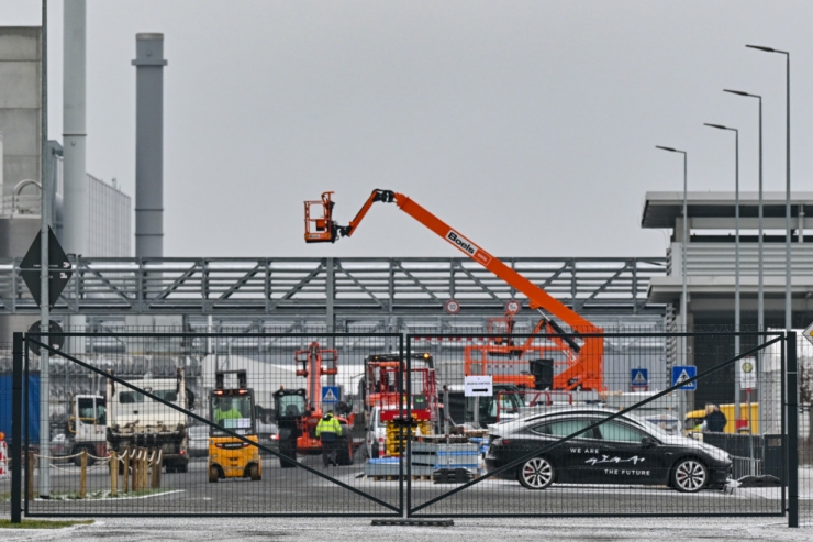 Lieferketten / Konflikt mit Huthi-Rebellen beeinträchtigt Unternehmen: Tesla setzt Produktion aus