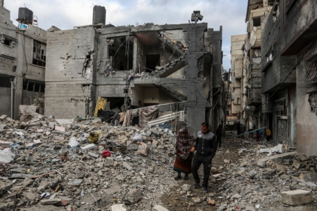 Palästinenser inspizieren am 14. Januar ihr Haus in Rafdah, das nach einem israelischen Luftangriff auf das Flüchtlingslager Shaboura beschädigt wurde