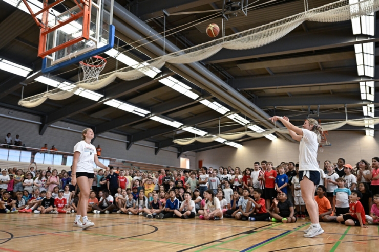 Editorial / Noch viel Arbeit an der Basis: Zur „Journée internationale du sport féminin“