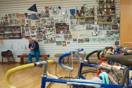 De Jempy am Rëmelenger Clubsall, Enn 2010. An all deene Vëloen, déi haut nach do stinn, lieft en Deel vum Jempy weider.