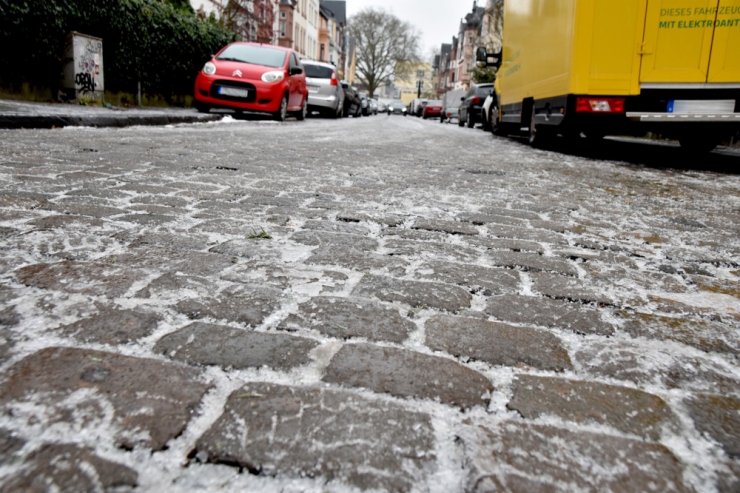 Glatteis & Schnee / Auch Deutschland und Frankreich kämpfen mit extremer Glätte