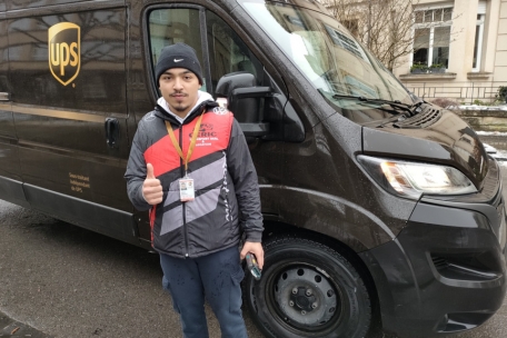 Andrija Geric trotzt Schnee und Eis, um seine Pakete abzuliefern