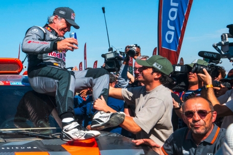 Motorsport / Party am Roten Meer: Altmeister Sainz erfüllt Audis Dakar-Mission