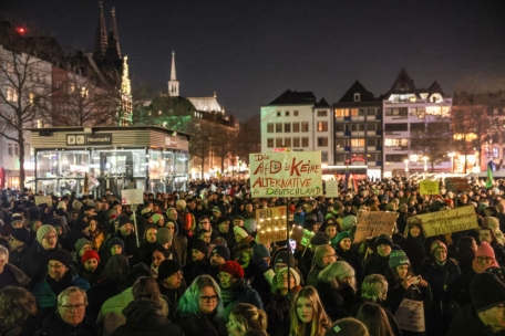 Demonstranten stehen am 16. Januar auf dem Kölner Heumarkt. Geschätzte 30.000 Menschen waren am Dienstagabend zu einer Demonstration des «Bündnisses gegen Rassismus» zusammengekommen. 
