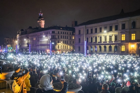 Sachsen, Leipzig: Zahlreiche Teilnehmer leuchten am 15. Januar mit den Taschenlampen ihrer Handys während einer Demonstration vor dem Bundesverwaltungsgericht.