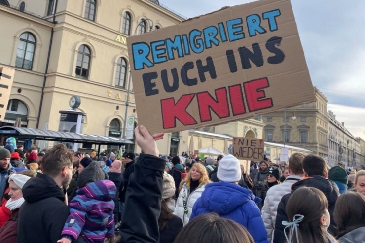 Editorial / Schlussmachen mit rechts – Die Demos in Deutschland könnten ein Signal für Europa sein