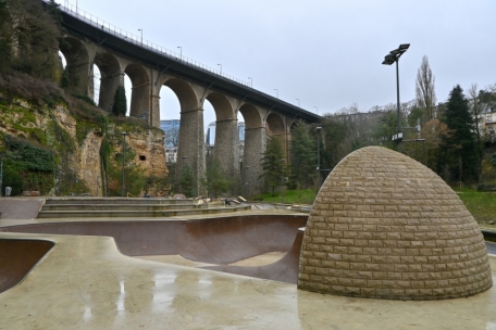 Im „Skatepark Péitruss“ darf laut der städtischen Polizeiverordnung tagsüber nicht gebettelt werden, auf der Brücke darüber sieht die Situation anders aus