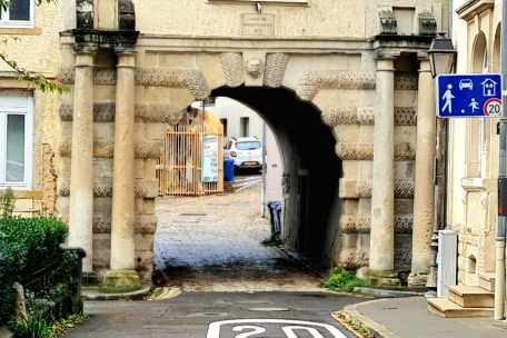 Eine der Eintrittspforten am ehemaligen Schloss ist heute noch vorhanden. Auf dem Circuit Mansfeld kommt man dort vorbei.