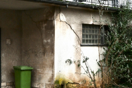 An der Fassade der Flüchtlingsunterkunft sind mehrere Risse zu erkennen