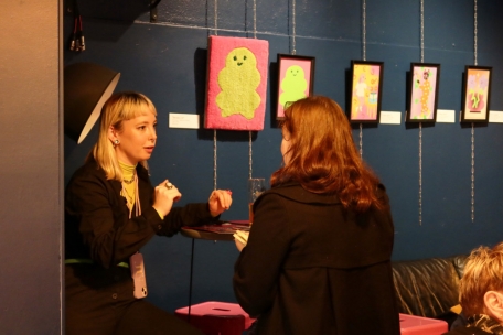 Julie Costentin (l.) beim Fachsimpeln im Ratelach der Kulturfabrik