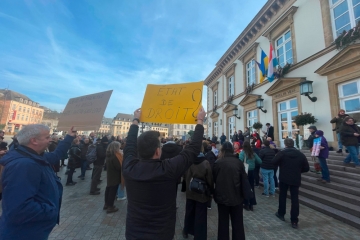 Protest / Mehr als 150 Menschen demonstrieren vor Luxemburger Rathaus gegen das Bettelverbot