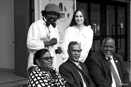 Jean-Noël Pierre (en haut à gauche), la chargée de production Laurine Chaffarod et, au premier plan, les trois enfants de Rita Bancoult: Ivo, Mymose et Olivier