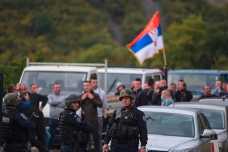 Eine Spezialeinheit der kosovarischen Polizei an der Grenze zu Serbien im September 2021, nachdem mehr als 300 ethnische Serben eine Straße blockiert haben. Zwei Jahre später, im September 2023, sollte es an der Grenze einmal mehr zu Schusswechseln kommen. 