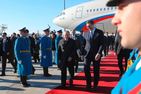 Aleksandar Vučić begrüßt Wladimir Putin bei dessen Besuch in Serbien im Januar 2019