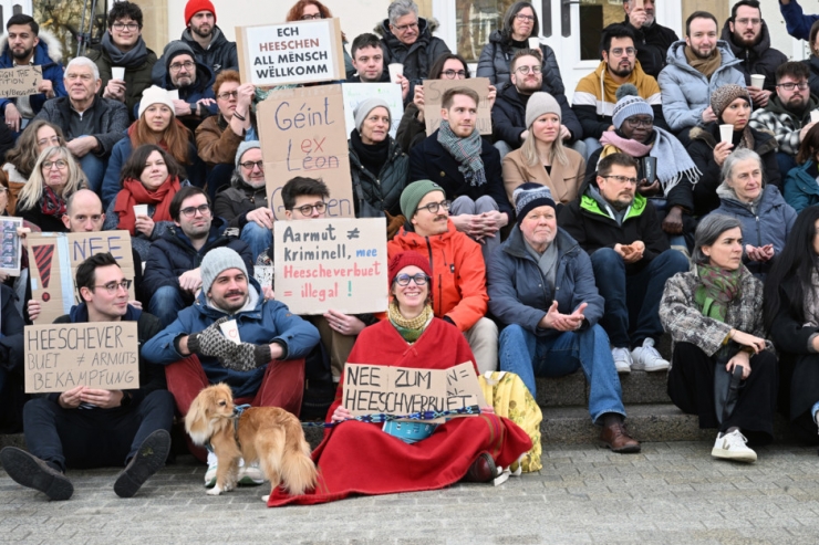 Luxemburg-Stadt / Rund 200 Menschen protestieren gegen das Bettelverbot