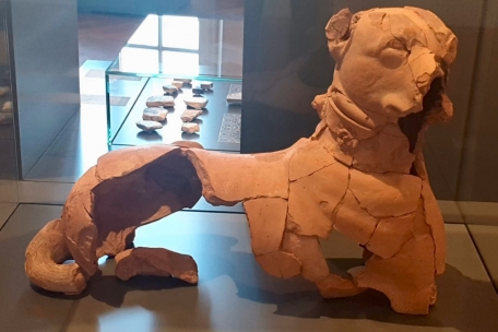  Der Hund aus Terracotta 