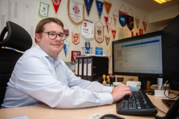 Tageblatt-Serie / 150 Anrufe am Tag: Ein Tag im Bienennest der FLF