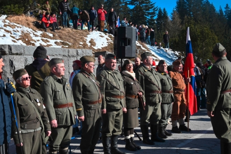 Balkan / Ex-Kriegsgegner Kroatien und Serbien fachen Wehrdienstdebatten mit Kalkül an