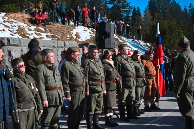 Balkan / Ex-Kriegsgegner Kroatien und Serbien fachen Wehrdienstdebatten mit Kalkül an
