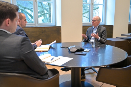 Luc Frieden im Gespräch mit Tageblatt-Chefredakteur Chris Schleimer und Politikredakteur Sidney Wiltgen