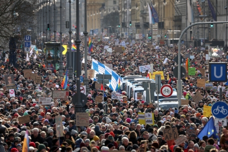 Demokratie / Warum Demonstrationen gegen rechts wichtig sind
