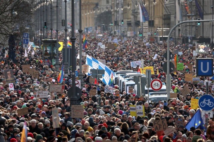 Demokratie / Warum Demonstrationen gegen rechts wichtig sind