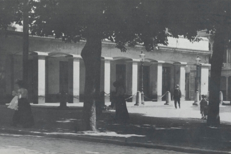 Seit 1968 ist der Platz autofrei und seit Sommer 1986 zählt er zur Fußgängerzone der Oberstadt