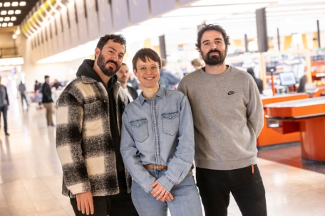 Les metteurs en scène de la visite, Igor Cardellini (à gauche), Tomas Gonzalez (à droite) et la comédienne-guide Frédérique Colling (au centre)