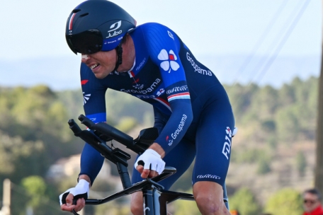 Radsport / Geniets stürzt, aber kämpft sich auf Platz zehn